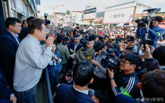 (진안=뉴스1) 안은나 기자 = 이재명 더불어민주당 대통령 후보가 2차 골목골목 경청투어 마지막 날인 7일 오전 전북 진안군 진무로를 찾아 즉흥 연설하고 있다. 2025.5.7/뉴스1  Copyright (C) 뉴스1. All rights reserved. 무단 전재 및 재배포,  AI학습 이용 금지. /사진=(진안=뉴스1) 안은나 기자