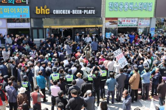 (진안=뉴스1) 안은나 기자 = 이재명 더불어민주당 대통령 후보가 2차 골목골목 경청투어 마지막 날인 7일 오전 전북 진안군 진무로를 찾아 즉흥 연설하고 있다. 2025.5.7/뉴스1  Copyright (C) 뉴스1. All rights reserved. 무단 전재 및 재배포,  AI학습 이용 금지. /사진=(진안=뉴스1) 안은나 기자