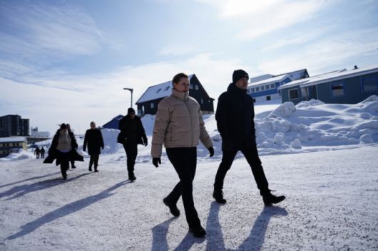 메테 프레데릭센(앞) 덴마크 총리가 지난 2일(현지 시간) 그린란드 누크를 방문해 거리를 둘러보고 있다. 프레데릭센 총리는 3일간의 일정으로 그린란드를 찾았다./AP=뉴시스