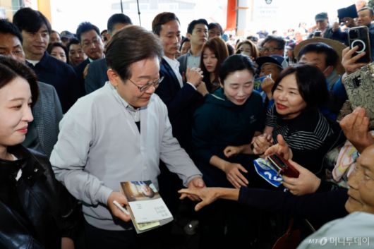 (임실=뉴스1) 안은나 기자 = 이재명 더불어민주당 대통령 후보가 2차 골목골목 경청투어 마지막 날인 7일 오전 전북 임실군 임실시장을 찾아 인사하고 있다. 2025.5.7/뉴스1  Copyright (C) 뉴스1. All rights reserved. 무단 전재 및 재배포,  AI학습 이용 금지. /사진=(임실=뉴스1) 안은나 기자