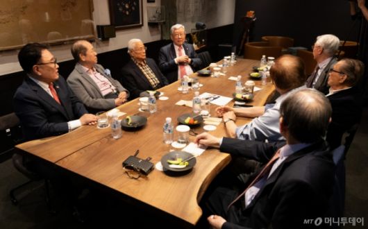 7일 오후 서울 시내 한 호텔에서 국민의힘 상임고문단이 황우여 국민의힘 공동선거대책위원장과의 긴급 회동에 앞서 대화를 하고 있다. 왼쪽부터 유준상, 김종하, 목요상, 유흥수, 나오연, 신영균, 신경식, 김동욱 상임고문. 2025.05.07. /사진=뉴시스 /사진=황준선