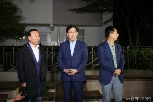 권성동 국민의힘 원내대표를 비롯한 중진 의원들이 6일 오후 서울 관악구 김문수 대선후보의 자택 앞에서 '한덕수 후보와의 단일화'  관련 논의를 위해 김 후보를 기다리고 있다. 왼쪽부터 박덕흠 의원, 권 원내대표, 김기현 의원. 2025.05.06. /사진=뉴시스 /사진=김금보