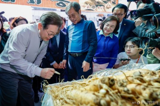 (진안=뉴스1) 안은나 기자 = 이재명 더불어민주당 대통령 후보가 2차 골목골목 경청투어 마지막 날인 7일 오전 전북 진안군 진무로의 인삼사를 찾아 수삼을 맛보고 있다. 2025.5.7/뉴스1  Copyright (C) 뉴스1. All rights reserved. 무단 전재 및 재배포,  AI학습 이용 금지. /사진=(진안=뉴스1) 안은나 기자