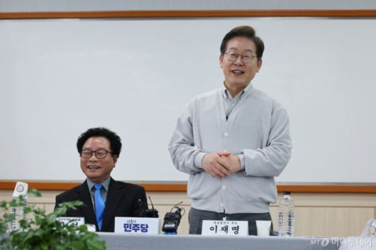 (익산=뉴스1) 안은나 기자 = 이재명 더불어민주당 대통령 후보가 2차 골목골목 경청투어 마지막 날인 7일 오후 전북 익산시 대한노인회 익산지회에서 열린 임원과의 간담회에 참석해 인사말을 하고 있다. 2025.5.7/뉴스1  Copyright (C) 뉴스1. All rights reserved. 무단 전재 및 재배포,  AI학습 이용 금지. /사진=(익산=뉴스1) 안은나 기자