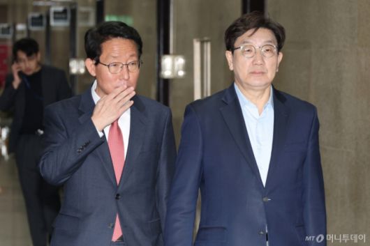 (서울=뉴스1) 이광호 기자 = 권성동 국민의힘 원내대표와 김상훈 정책위의장이 6일 오후 서울 여의도 국회에서 권영세 비상대책위원장 주재로 열리는 중진의원 비상회의에 참석하고 있다. 2025.4.6/뉴스1  Copyright (C) 뉴스1. All rights reserved. 무단 전재 및 재배포,  AI학습 이용 금지. /사진=(서울=뉴스1) 이광호 기자