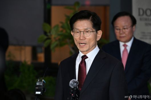 김문수 국민의힘 대선 후보가 7일 서울 종로구 한 식당에서 한덕수 무소속 대선 후보와 단일화 관련 회동을 마치고 브리핑을 하고 있다./사진=뉴시스