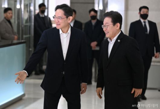 (서울=뉴스1) 김민지 기자 = 이재명 더불어민주당 대표와 이재용 삼성전자 회장이 20일 오전 서울 강남구 삼성 청년 소프트웨어 아카데미(SSAFY)에서 환담을 하기 위해 이동하고 있다. (공동취재) 2025.3.20/뉴스1  Copyright (C) 뉴스1. All rights reserved. 무단 전재 및 재배포,  AI학습 이용 금지. /사진=(서울=뉴스1) 김민지 기자