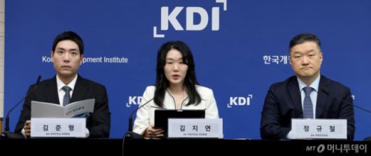 (세종=뉴스1) 김기남 기자 = 김준형 KDI 동향총괄, 김지연 KDI 전망총괄, 정규철 KDI 경제전망실장(왼쪽부터)이 8일 세종시 정부세종청사에서  '잠재성장률 전망과 정책적 시사점'에 대한 KDI 현안분석 내용을 발표하고 있다.