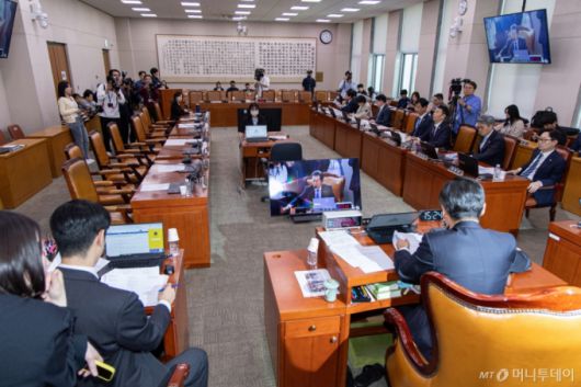 (서울=뉴스1) 이재명 기자 = 정청래 국회 법제사법위원회 위원장이 7일 오후 서울 여의도 국회에서 열린 법사위 전체회의에서 의사봉을 두드리고 있다.  이날 국민의힘 법사위원들은 '대통령 당선시 재판 정지법' 상정을 앞두고 퇴장했다. 2025.5.7/뉴스1  Copyright (C) 뉴스1. All rights reserved. 무단 전재 및 재배포,  AI학습 이용 금지. /사진=(서울=뉴스1) 이재명 기자