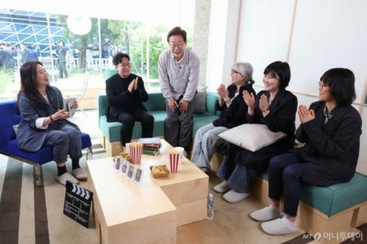 [전주=뉴시스] 조성봉 기자 =이재명 더불어민주당 대통령 후보가 2차 골목골목 경청투어 마지막 날인 7일 오후 전북 전주시의 카페에서 '영화와 드라마, 정치가 그리는 미래의 스크린' K-콘텐츠 산업 진흥 간담회를 하고 있다. 왼쪽부터 강유정 의원, 윤제균 감독, 이 후보, 김은숙 작가, 박해영 작가, 정주리 감독.(공동취재)2025.05.7. photo@newsis.com /사진=