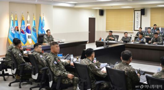 김명수 합동참모본부 의장(대장)이 8일 공군 제20전투비행단을 방문해 작전지도를 하고 있다. / 사진=합동참모본부