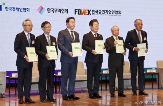 (서울=뉴스1) 국회사진취재단 = 더불어민주당 이재명 대선 후보가 8일 서울 중구 대한상공회의소에서 열린 대선 후보 초청 경제5단체 간담회에서 경제5단체장 들에게 정책 제언집을 전달 받은 후 기념촬영을 하고 있다.   왼쪽부터 최진식 한국중견기업연합회장, 윤진식 한국무역협회장, 최태원 대한상공회의소 회장, 이재명 후보, 손경식 한국경영자총협회장, 류진 한국경제인협회장. 2025.5.8/뉴스1  Copyright (C) 뉴스1. All rights reserved. 무단 전재 및 재배포,  AI학습 이용 금지. /사진=(서울=뉴스1) 국회사진취재단