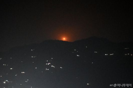 (푼치 AFP=뉴스1) 우동명 기자 = 7일(현지시간) 인도의 푼치에서 파키스탄와 파키스탄이 장악한 카슈미르 지역을 향한 포격으로 화염이 솟아 오르고 있다. 2025.05.07  ⓒ AFP=뉴스1  Copyright (C) 뉴스1. All rights reserved. 무단 전재 및 재배포,  AI학습 이용 금지. /사진=(푼치 AFP=뉴스1) 우동명 기자