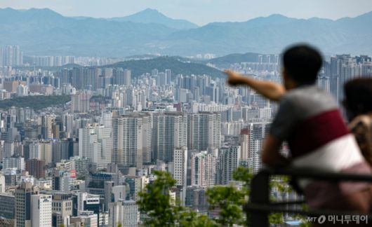 (서울=뉴스1) 이승배 기자 = 회복세를 보이던 서울 아파트 거래가 토지거래허가구역 확대·재지정 이후 다시 위축됐다. 여기에 조기 대선이라는 정치적 변수까지 겹치면서 시장의 관망세가 짙어지고 있다. 지난 5일 서울부동산정보광장에 따르면 이날 기준 4월 서울 아파트 거래량은 총 3353건으로, 전월(9703건) 대비 65.4% 감소했다. 이는 지난해 같은 기간(4647건)보다도 27.8% 줄어든 수치다.  사진은 6일 서울 시내의 아파트 단지. 2025.5.6/뉴스1  Copyright (C) 뉴스1. All rights reserved. 무단 전재 및 재배포,  AI학습 이용 금지. /사진=(서울=뉴스1) 이승배 기자