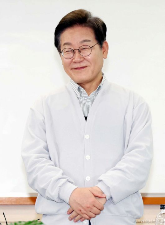 [익산=뉴시스] 조성봉 기자 = 민심을 청취하는 '경청 투어'에 나선 이재명 더불어민주당 대선후보가 7일 전북 익산시 인북로 대한노인회 익산지회에서 열린 임원 간담회에서 미소를 짓고 있다. 2025.05.07. suncho21@newsis.com /사진=조성봉