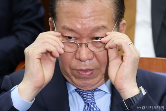 [서울=뉴시스] 권창회 기자 = 권영세 국민의힘 비상대책위원장이 8일 서울 여의도 국회에서 열린 의원총회에서 안경을 고쳐쓰고 있다. 2025.05.08. kch0523@newsis.com /사진=권창회