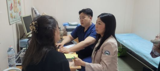 외국인 환자와 강담하는 모습./사진제공=나누리병원