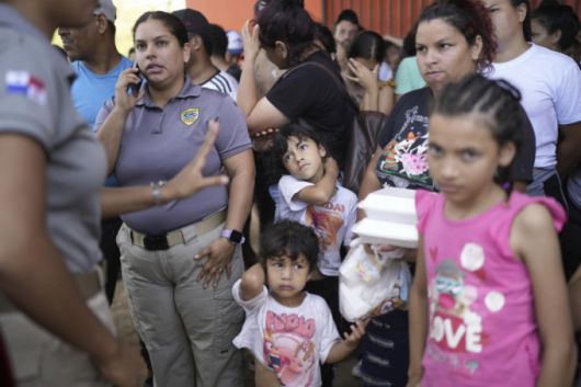 지난 2월 26일(현지 시간) 파나마 팔렌케의 한 보호소에서 이주민들이 파나마 이민 당국 관계자들로부터 음식을 받고 있다. 도널드 트럼프 미국 대통령의 이민 정책 강화로 미국행을 포기하고 멕시코 남부에서 되돌아온 이들은 본국으로 돌아갈 준비를 하고 있다. /AP=뉴시스