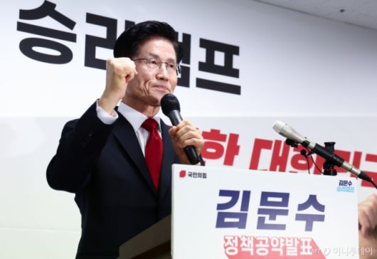 김문수 국민의힘 대통령 후보가 8일 오전 서울 여의도 자신의 캠프 사무실에서 단일화 관련 긴급 기자회견을 하고 있다. 2025.5.8/사진=뉴스1 /사진=(서울=뉴스1) 김민지 기자