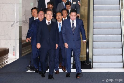 (서울=뉴스1) 국회사진취재단 = 이재명 더불어민주당 대선후보가 8일 오전 서울 중구 대한상공회의소에서 열린 대선후보 초청 경제5단체장 간담회에 참석하고 있다.  오른쪽은 최태원 대한상의 회장. 2025.5.8/뉴스1  Copyright (C) 뉴스1. All rights reserved. 무단 전재 및 재배포,  AI학습 이용 금지. /사진=(서울=뉴스1) 국회사진취재단