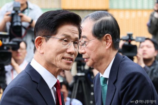 [서울=뉴시스] 권창회 기자 = 김문수 국민의힘 대선 후보와 한덕수 무소속 대선 후보가 8일 서울 여의도 국회 내 카페에서 단일화 관련 회동을 마치고 인사하고 있다. 2025.05.08. /사진=권창회