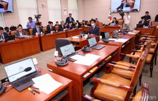 [서울=뉴시스] 권창회 기자 = 정청래 법사위원장이 7일 서울 여의도 국회에서 열린 법제사법위원회 전체회의에서 국민의힘 의원들이 퇴장한 가운데 의사봉을 두드리고 있다. 2025.05.07. kch0523@newsis.com /사진=권창회