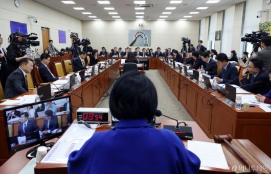 [서울=뉴시스] 고승민 기자 = 8일 서울 여의도 국회에서 열린 과학기술정보방송통신위원회 전체회의에서 최민희 위원장이 회의를 주재하고 있다. 2025.05.08. kkssmm99@newsis.com /사진=고승민