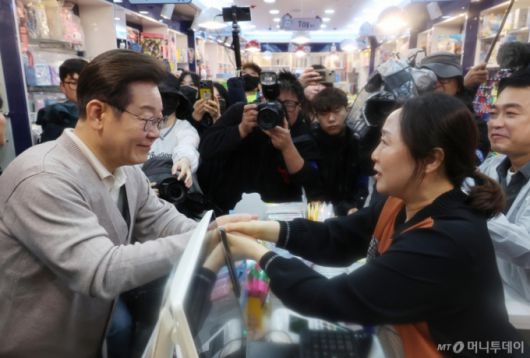 [경주=뉴시스] 조성우 기자 = 민심을 청취하는 '경청 투어'에 나선 이재명 더불어민주당 대선후보가 9일 경북 경주시 용강동 아파트단지 인근의 한 문구점을 찾아 상인과 인사하고 있다. 2025.05.09. xconfind@newsis.com /사진=조성우