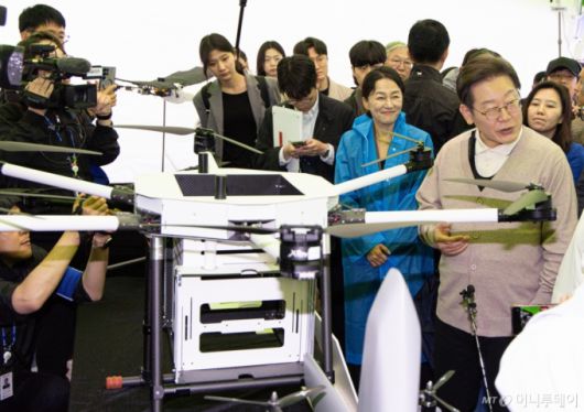 (김천=뉴스1) 이재명 기자 = 3차 경청투어에 나선 이재명 더불어민주당 대통령 후보가 9일 오후 경북 김천시 김천실내체육관 일대에서 열린 제63회 경북도민체육대회에 마련된 4차산업 체험관을 찾아 관계자에게 드론 관련 설명을 듣고 있다. 2025.5.9/뉴스1  Copyright (C) 뉴스1. All rights reserved. 무단 전재 및 재배포,  AI학습 이용 금지. /사진=(김천=뉴스1) 이재명 기자