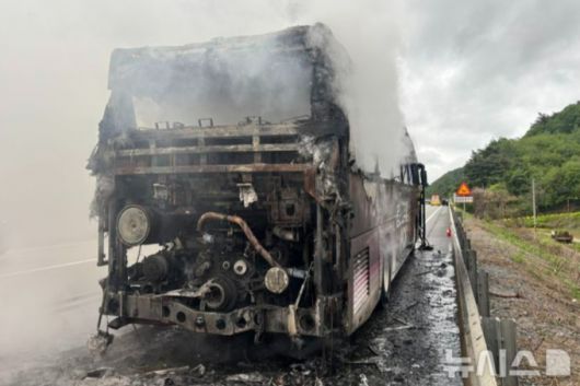 충북 단양군 단양휴게소 인근 고속도로를 달리던 버스에서 화재가 발생, 승객들이 대피하는 소동이 벌어졌다. /사진=뉴시스(단양소방서 제공)