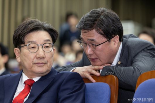 (서울=뉴스1) 이재명 기자 = 권성동 국민의힘 원내대표와 김대식 의원이 8일 오후 서울 여의도 국회에서 열린 의원총회에서 대화를 하고 있다. 2025.5.8/뉴스1  Copyright (C) 뉴스1. All rights reserved. 무단 전재 및 재배포,  AI학습 이용 금지. /사진=(서울=뉴스1) 이재명 기자