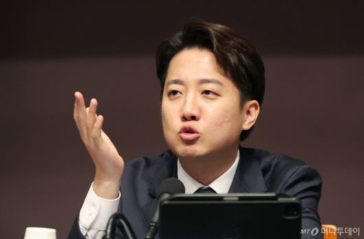 [서울=뉴시스] 김진아 기자 = 이준석 개혁신당 대통령 후보가 30일 서울 중구 프레스센터에서 열린 관훈토론회에서 발언을 하고 있다. 2025.04.30. bluesoda@newsis.com /사진=김진아