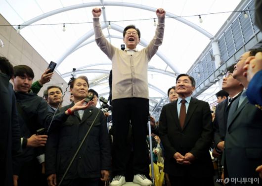 [성주=뉴시스] 조성우 기자 = 민심을 청취하는 '경청 투어'에 나선 이재명 더불어민주당 대선후보가 9일 경북 성주군 성주전통시장에서 즉흥 연설을 하다 손을 들며 주먹을 불끈 쥐고 있다. 2025.05.09.