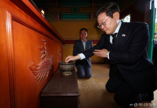 [남해=뉴시스] 조성우 기자 = 민심을 청취하는 '경청 투어'에 나선 이재명 더불어민주당 대선후보가 10일 경남 남해군 충렬사 이순신 장군 사당을 참배하고 있다. (공동취재) 2025.05.10. photo@newsis.com /사진=