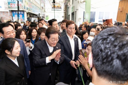 (의령=뉴스1) 이재명 기자 = 경청투어에 나선 이재명 더불어민주당 대통령 후보가 10일 오전 경남 의령군 의령읍 의령전통시장에서 군민들과 인사를 나누고 있다. 2025.5.10/뉴스1  Copyright (C) 뉴스1. All rights reserved. 무단 전재 및 재배포,  AI학습 이용 금지. /사진=(의령=뉴스1) 이재명 기자