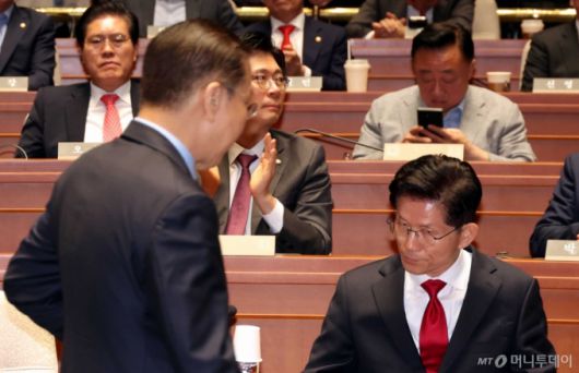 김문수 국민의힘 대선후보가 9일 서울 여의도 국회에서 열린 의원총회에서 발언을 마치고 떠나는 권영세 비대위원장을 바라보고 있다. 2025.05.09. /사진=뉴시스 /사진=조성봉