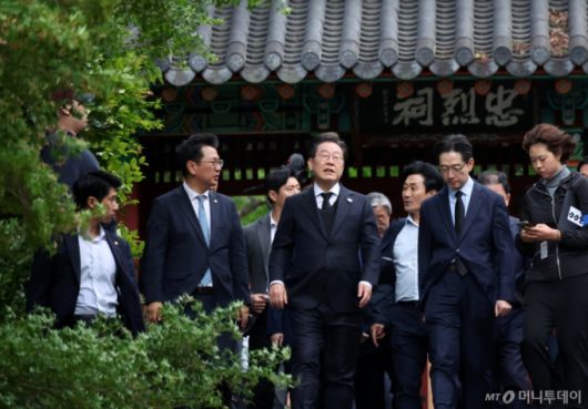 [남해=뉴시스] 조성우 기자 = 민심을 청취하는 '경청 투어'에 나선 이재명 더불어민주당 대선후보가 10일 경남 남해군 충렬사 이순신 장군 사당을 참배한 뒤 이동하고 있다. 2025.05.10. xconfind@newsis.com /사진=조성우