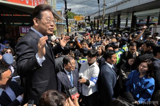[창녕=뉴시스] 조성우 기자 = 민심을 청취하는 '경청 투어'에 나선 이재명 더불어민주당 대선후보가 10일 경남 창녕군 창녕시장 인근에서 즉흥 연설을 하고 있다. 2025.05.10. xconfind@newsis.com /사진=조성우