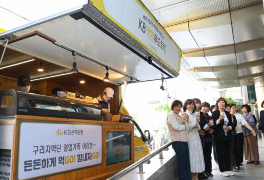 윤대현씨는 지난 7일 경기 구리에 있는 KB손해보험 사옥을 찾아 푸드트럭을 운영했다. 이날 KB손해보험이 직원에게 무료로 초밥을 지원해 윤씨가 준비한 물량은 모두 동이 났다./사진제공=KB금융그룹