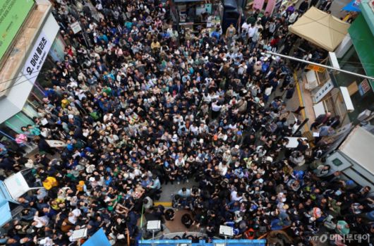 (진주=뉴스1) 이재명 기자 = 경청투어에 나선 이재명 더불어민주당 대통령 후보가 10일 오후 경남 진주시 로데오거리에서 연설을 하고 있다. (공동취재)  Copyright (C) 뉴스1. All rights reserved. 무단 전재 및 재배포,  AI학습 이용 금지. /사진=(진주=뉴스1) 이재명 기자