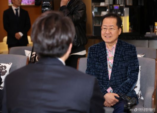 [인천공항=뉴시스] 이영환 기자 = 홍준표 전 대구시장이 10일 오후 인천국제공항 제1여객터미널에서 미국 출국을 앞두고 배웅온 이준석 개혁신당 대선후보와 대화를 하고 있다. 2025.05.10. 20hwan@newsis.com /사진=이영환