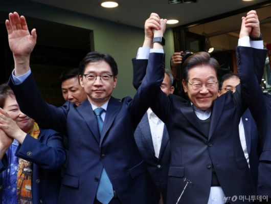 [진주=뉴시스] 조성우 기자 = 민심을 청취하는 '경청 투어'에 나선 이재명 더불어민주당 대선후보가 10일 경남 진주시 대안동 차없는 거리에서 즉흥 연설을 마친 후 김경수(왼쪽) 총괄선대위원장과 손을 잡고 시민들에게 인사하고 있다. (공동취재) 2025.05.10. photo@newsis.com /사진=