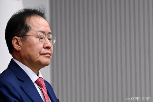 [서울=뉴시스] 국회사진기자단= 홍준표 국민의힘 대선 경선 후보가 29일 서울 여의도 중앙당사에서 열린 제21대 대통령 후보자 국민의힘 3차 경선 진출자 발표 행사에서 탈락 발표가 난 후 눈을 감고 있다. 2025.04.29.