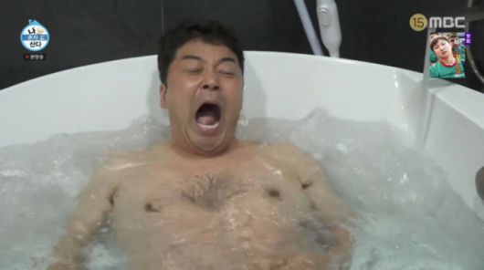 찬물에 몸을 담구는 전현무 모습. /사진=MBC '나 혼자 산다' 캡처