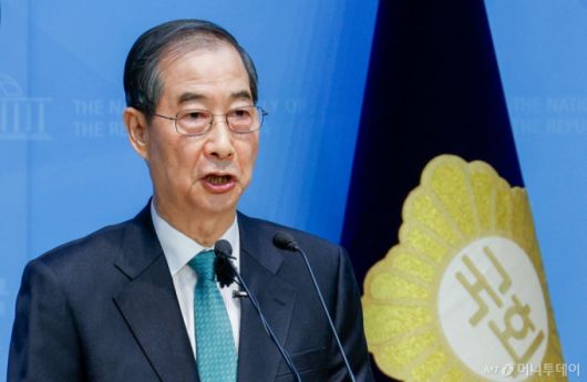 한덕수 전 국무총리가 2일 오전 서울 여의도 국회 소통관에서 '국민께 드리는 약속'을 주제로 제21대 대통령 선거 출마를 선언하고 있다. 2025.5.2/사진=뉴스1 /사진=(서울=뉴스1) 안은나 기자