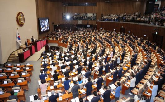 (서울=뉴스1) 신웅수 기자 = 2일 오후 서울 여의도 국회 본회의장에서 열린 제22대 국회 개원식 겸 제418회 국회(정기회) 개회식에서 의원들이 선서를 하고 있다. 2024.9.2/뉴스1  Copyright (C) 뉴스1. All rights reserved. 무단 전재 및 재배포,  AI학습 이용 금지. /사진=(서울=뉴스1) 신웅수 기자