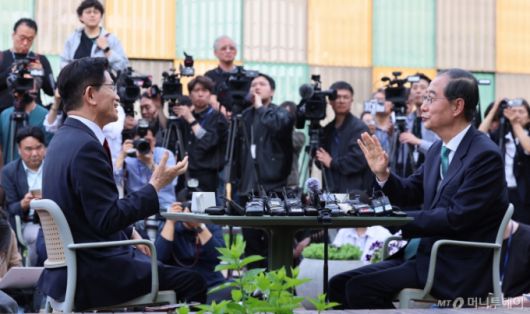 김문수 국민의힘 대선 후보와 한덕수 무소속 대선 후보가 8일 서울 여의도 국회 내 카페에서 단일화 관련 회동을 하고 있다. 2025.05.08. /사진=뉴시스 /사진=권창회