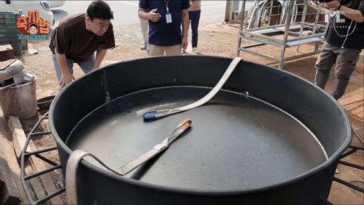 백종원 더본코리아 대표가 예능 '백종원의 레미제라블'에서 돼지고기 수육을 만들 때 사용한 초대형 가마솥. /사진=ENA 방송화면 캡처
