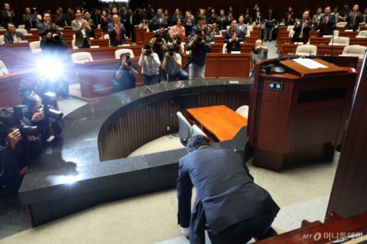 김문수 국민의힘 대통령 후보가 11일 오후 서울 여의도 국회에서 열린 의원총회에서 “국민의힘 대선 후보로서 나 역시 더 넓게 품지 못했던 점에 대해 이 자리에서 진심으로 사과드린다”며 의원들을 향해 큰절을 하고 있다.  2025.5.11/사진=뉴스1 /사진=(서울=뉴스1) 이광호 기자