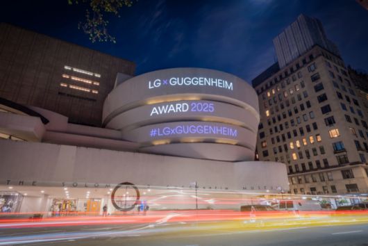 지난 8일(현지시간) 미국 뉴욕 구겐하임 뮤지엄 외벽에 'LG 구겐하임 어워드'를 기념하는 프로젝션이 투사되고 있다. /사진제공=LG